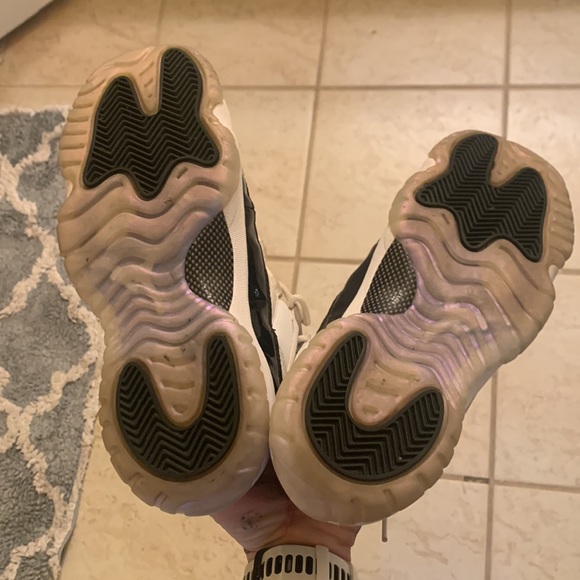 Jordan 11’s low top size 5.5y - Picture 6 of 12